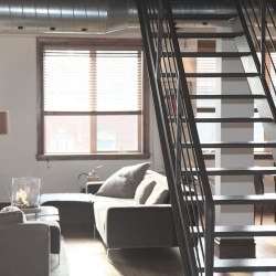 Duplex semi-industriel combinant mobilier contemporain, gaines de climatisation apparentes et escalier métallique sans contremarche