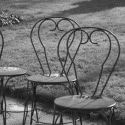 Chaises en fer forgé pour jardin romantique chic