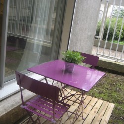 Deux caillebotis, une table, deux chaises donnent un sens au jardin